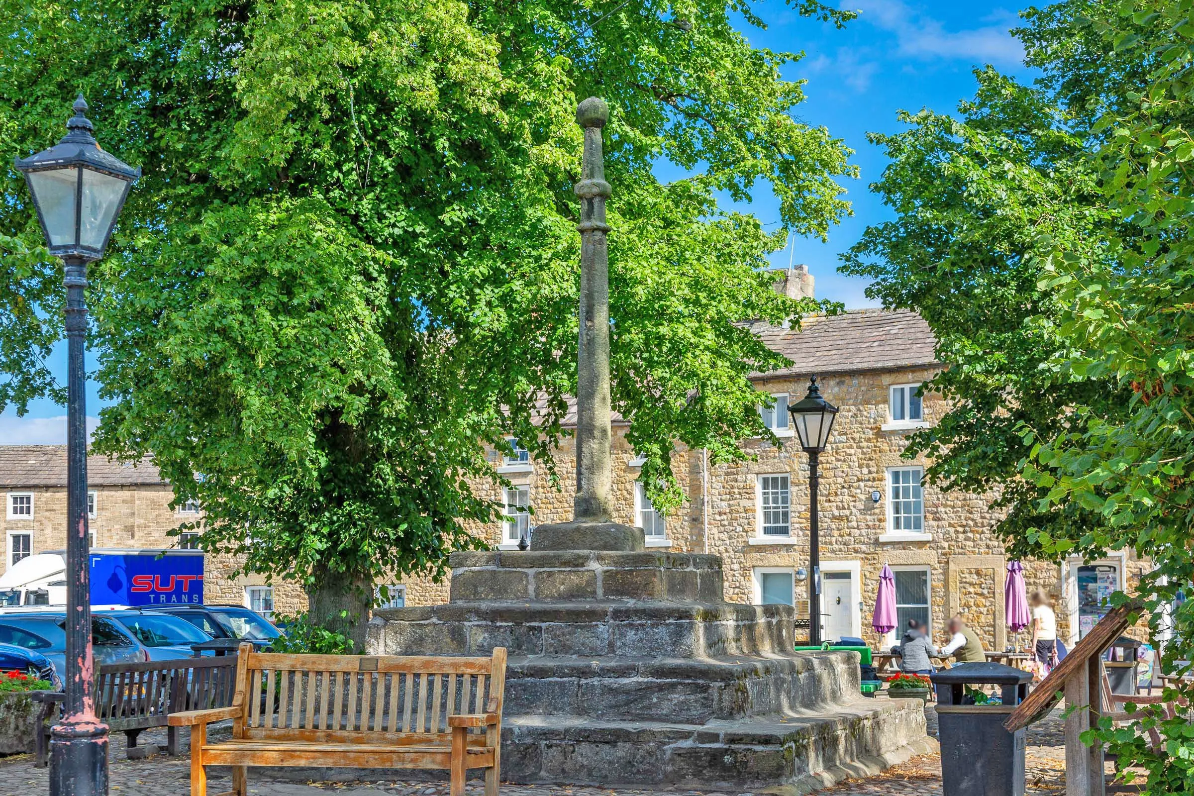 The medieval market cross with the King's Head Hotel behind