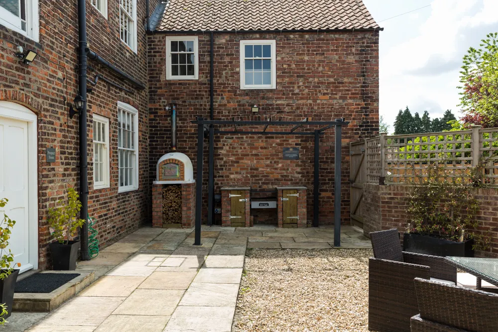 Courtyard pizza oven and barbecue station